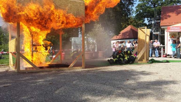 Spektakuläre Demonstrationen der Feuerwehr Neckarhausen hielten die Besucher in Atem